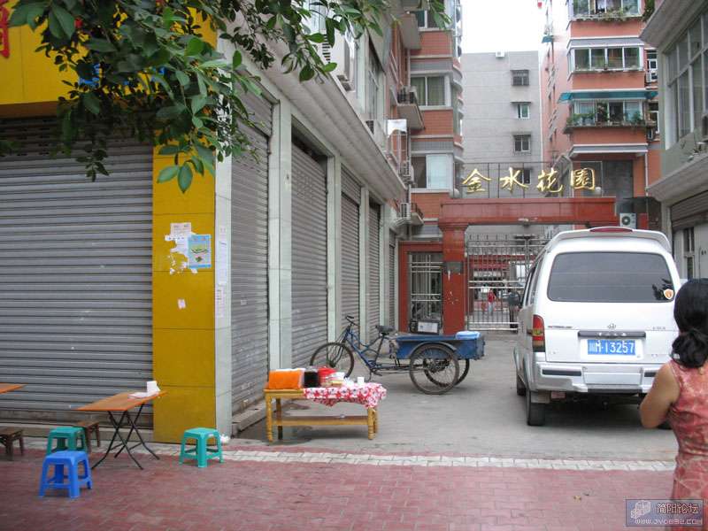 位置在金水花园旁
