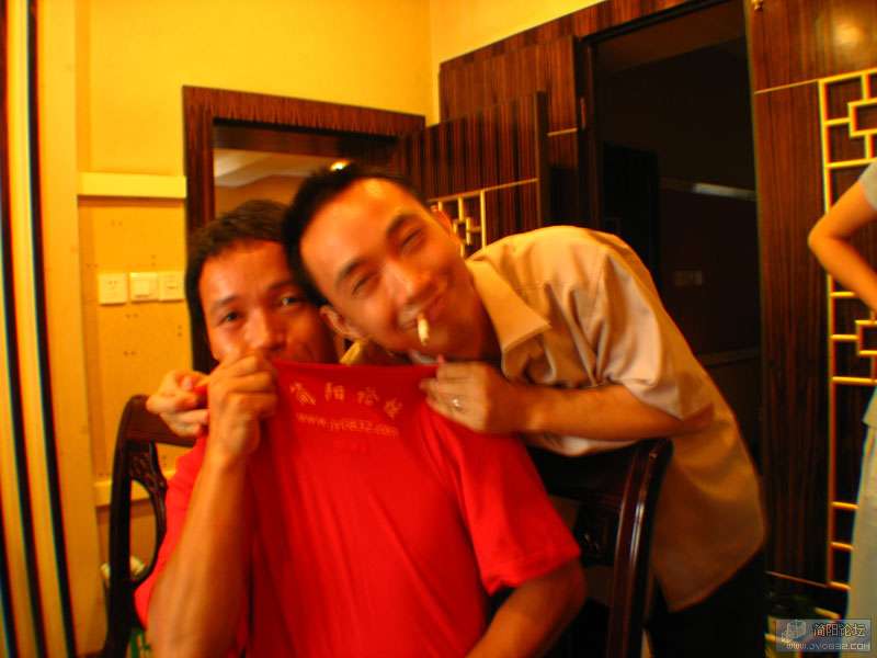 这2人关系有可疑之处，呵呵。