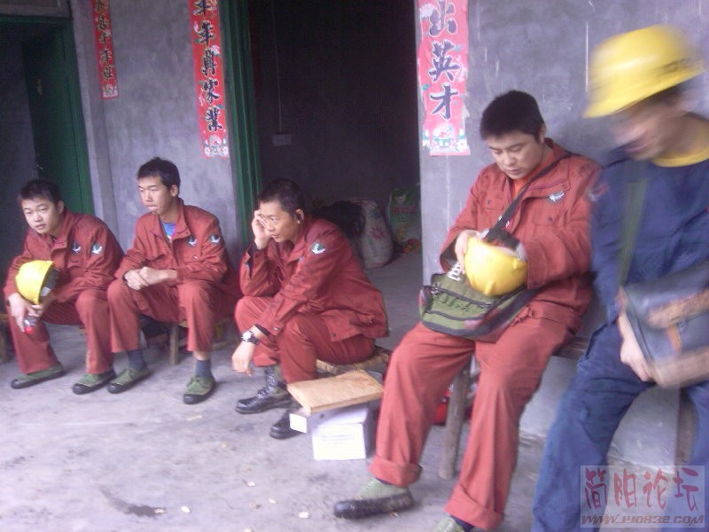中坝农家躲雨.jpg