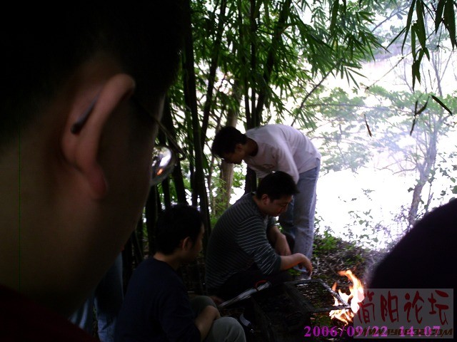 众志成城，终于把火生起来了.JPG