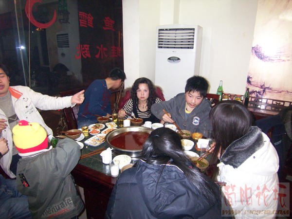 47都在迅速的躲镜头，就只有美女的眼睛很迷茫.jpg