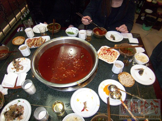 50这桌就是我与美女群的一起吃的，不过我没有吃到几块肉.jpg