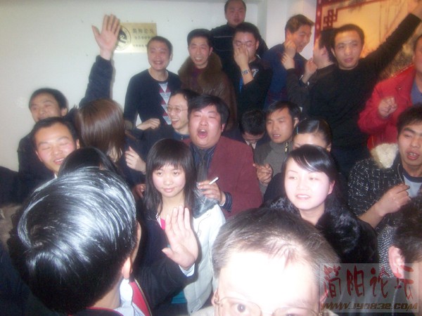 68我反照的部分集体照，看看各位的表情，哈哈.jpg