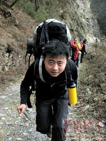 赠送一张，当代背夫！仿佛是在走磨脱样！