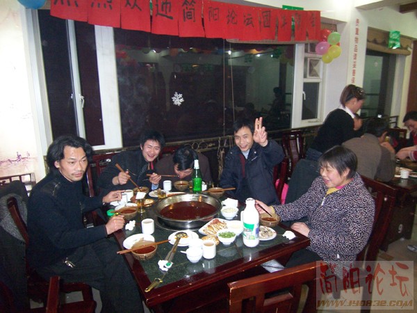 48这桌吃兴正浓，蒋哥想：怎么没有人来给我喝酒呢？.jpg