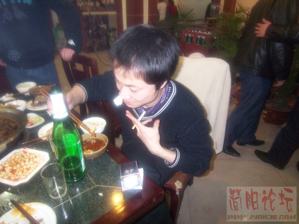 74发生血案后，他激动得烟都拿反了.jpg