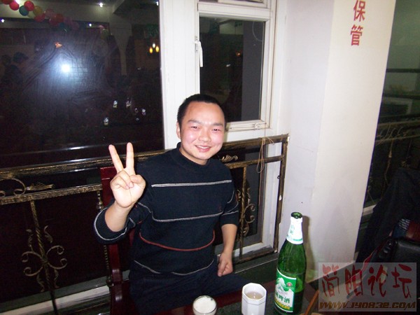 49寒夜孤星酒性大发，脸都喝红了.jpg