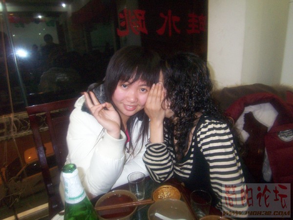 89她们在说什么悄悄话？.jpg