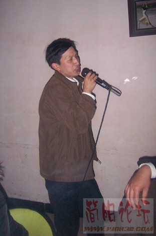 38兄弟伙之发言人唱歌也很投入.jpg