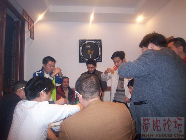 3大家给自由战士敬酒，他非常激动.jpg