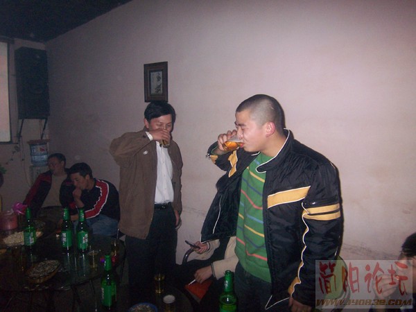 31兄弟伙之发言人与疯猪喝酒.jpg