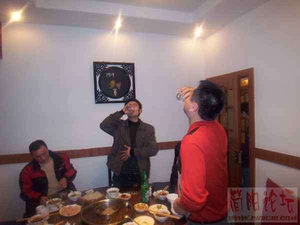 14喝酒中.jpg