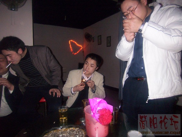 25各自点起烟.jpg