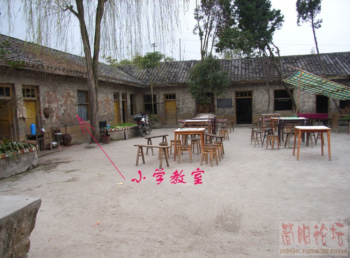 我的小学校－－如今变成了麻将场，学校已残破不堪！