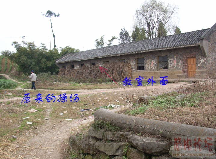小学校外面的操场，原来有两个蓝桩，石头做的，也算篮球场了，如今已没有影子。