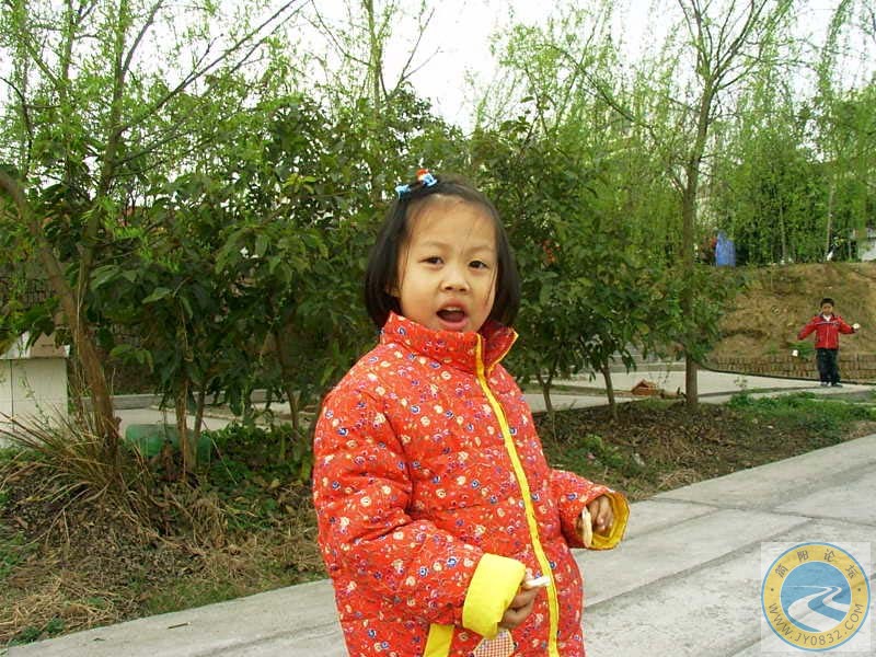穿着红棉袄的小妹妹。这闺女好俊呐。.jpg