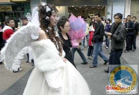 毕竟是美女，加上一身洁白的婚纱和天使翅膀.jpg