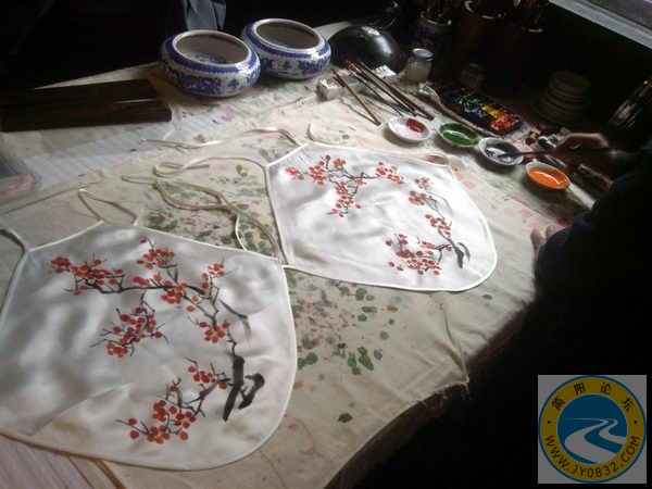 手工描绘肚兜.jpg