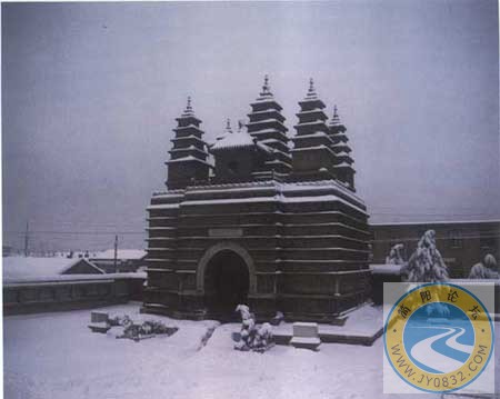 呼和浩特金刚座舍利宝塔.jpg