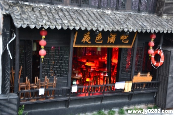 在桥上拍的夜色酒吧.jpg