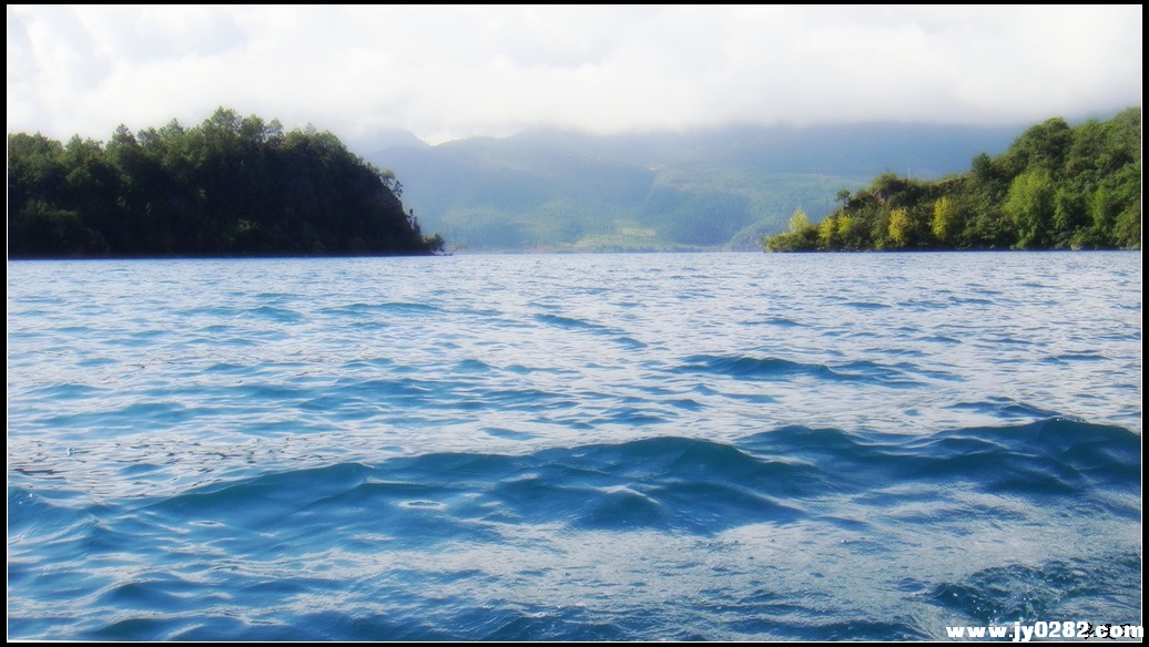 泸沽湖的水03.jpg