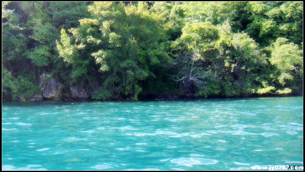 泸沽湖的水04.jpg