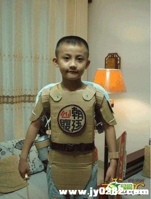 有爱心的老爸你伤不起啊 为儿子做一套“五道杠”盔甲.jpg