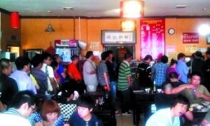 北京民众排队体验拜登79元“总统套餐”.jpg