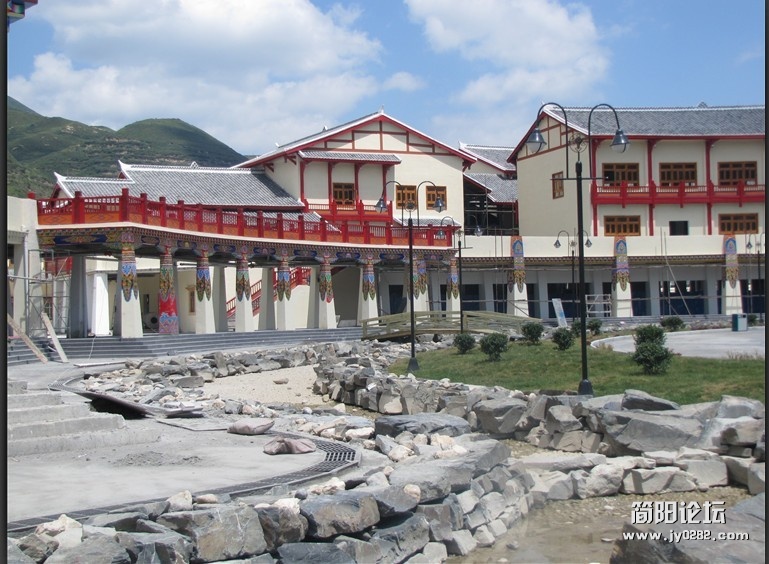 依山伴水 漂亮的建筑.jpg