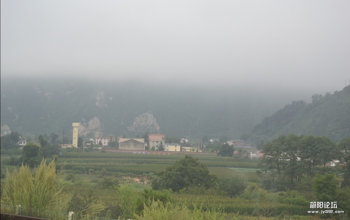 秦岭这边的人和山.jpg