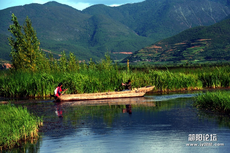 穿行湖中副本.jpg