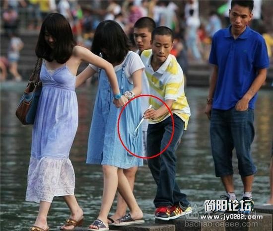 嚣张！小偷街头直接亮出“家伙”.jpg