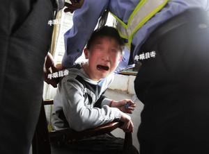 12岁少年误驾轿车闯祸被吓哭：警察叔叔 再也不敢了.jpg