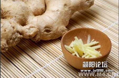 六、腐烂的生姜 　　腐烂后的生姜产生一种毒性很强的黄樟素。人吃了这种毒素，即使量很.jpg