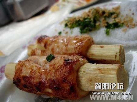 七、棕色心的甘蔗 　　变质的甘蔗里面呈黑、棕褐色，吃起来有酒精味。这是甘蔗受了串珠.jpg