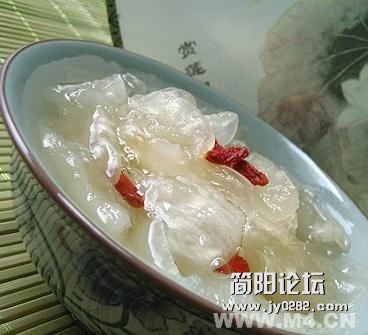 十、发黄的银耳 　　变质发黄的银耳是受黄杆菌污染所造成，吃了可引起头晕、肚痛和腹泻.jpg