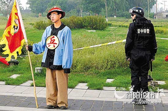 “清兵特警同台站岗”照片走红网络 网友称穿越.jpg