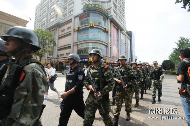 昆明警方出动千人24小时持枪武装巡逻维稳.jpg