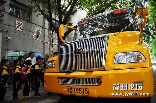 【安全校车中国造】广东顺德“最牛校车”上路 免费乘坐.jpg