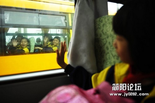【安全校车中国造】广东顺德“最牛校车”上路 免费乘坐10439BD130487.jpg