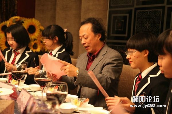 图为学校领导查看菜单。.jpg