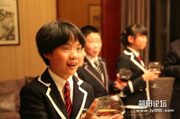 学生为校长敬酒。.jpg