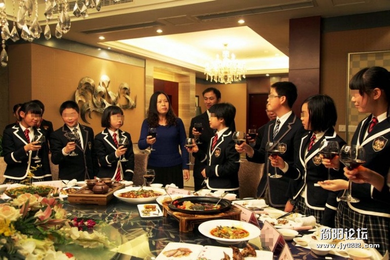 学校领导与“精英学子”共同举杯。.jpg