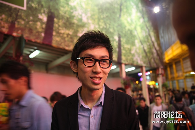 香港男护士雷蒙德·陈（Raymond Chan，音译）戴着一副空空的黑镜架。实际上视力极佳的.jpg