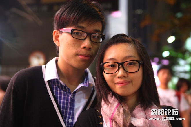 约翰·罗（John Lo，音译）戴着一副货真价实的眼镜，而他的女友希丽亚·陈（Celia Cha.jpg