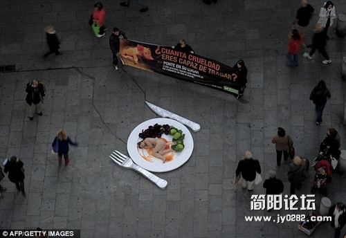 裸女扮成“盘中餐” 宣传素食主义bb1ef82dee.jpg
