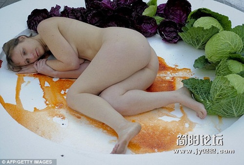 裸女扮成“盘中餐” 宣传素食主义1f22fce4.jpg