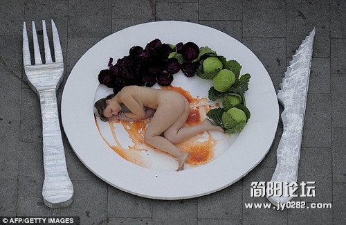 裸女扮成“盘中餐” 宣传素食主义.jpg