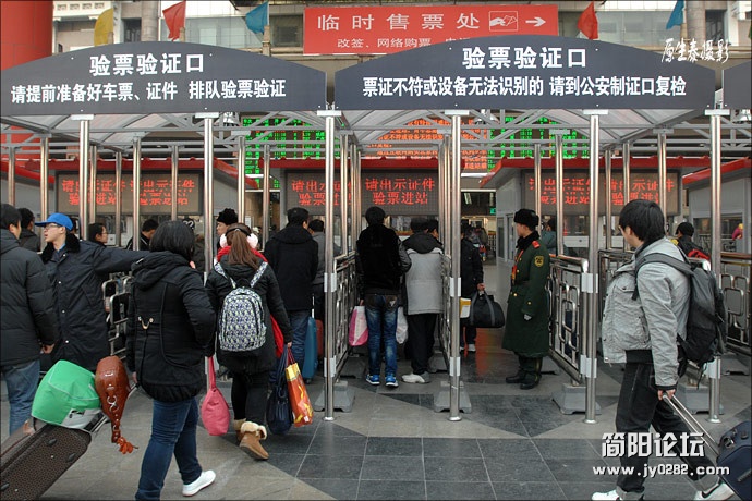 春运中拥挤的旅客21349729314f0d7a128beb2.jpg