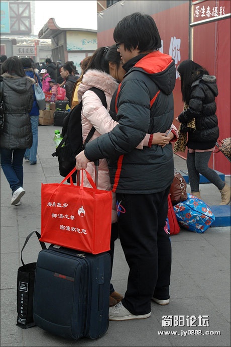 春运中的情侣13971129544f0d7a0abca9f.jpg